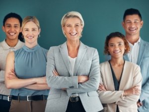 Leading with emotional intelligence course - a leader and their team